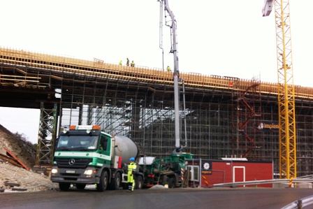 To betongpumper måtte til for å puimpe betongen opp på selve brodekket som ligger 16 meter høyere enn den gamle broen