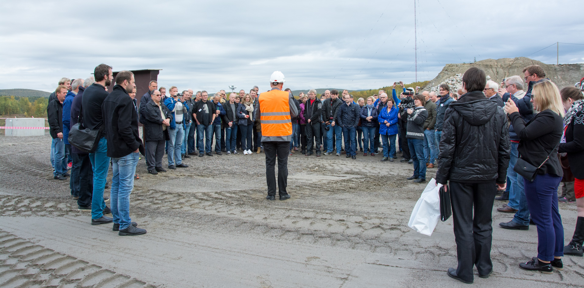 Deltakerne på turen får informasjon fra Atle Berge