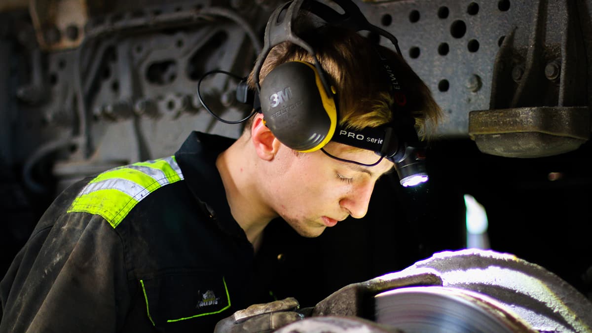 En av våre mekanikere fokusert på arbeidet sitt.